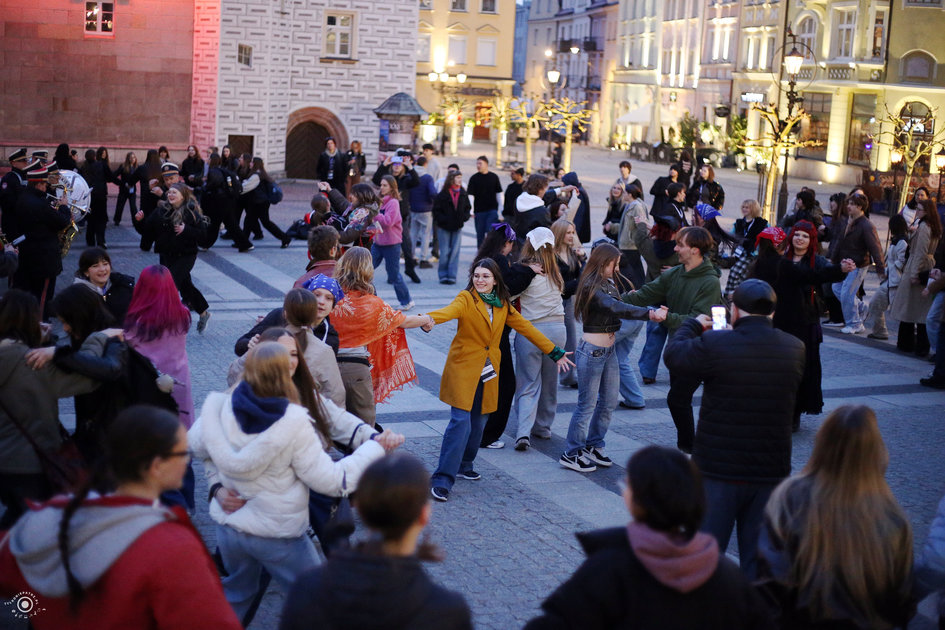 Fotorelacja z 28.03.2026 Młodzieżowe Zatargi z Teatrem – Dzień 2 – Część 3 – Walczyk Warszawski na Rynku i nie tylko